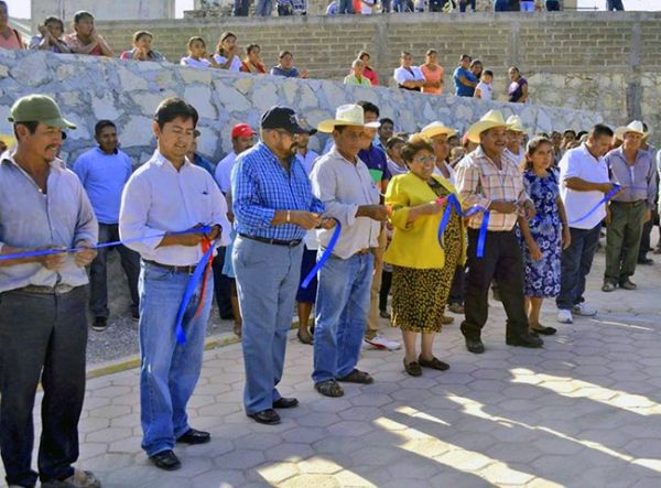Llevan diputados antorchistas obras a Ahuatlán