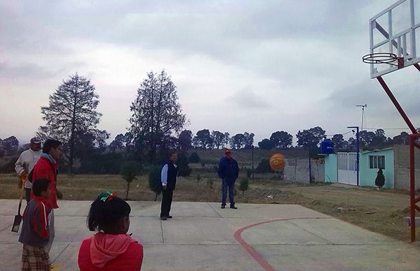 Construyen cancha deportiva
