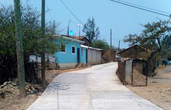 Avanza pavimentación de calle en pueblo de Olinalá