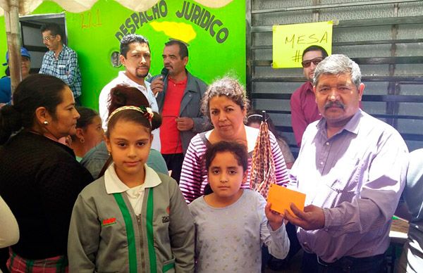 Regidor antorchista de Fresnillo entrega  becas a 200 escolares