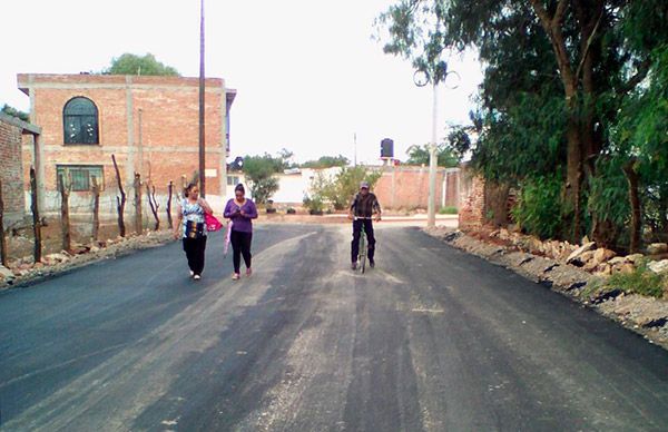 Agradecen a Osvaldo ávila por pavimentación de tres calles en Santa Mónica