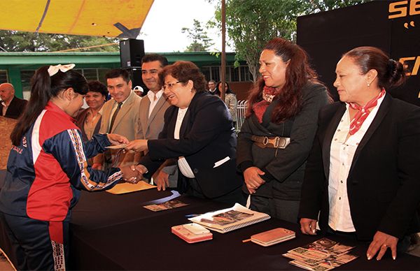 útiles escolares para 160 mil niños