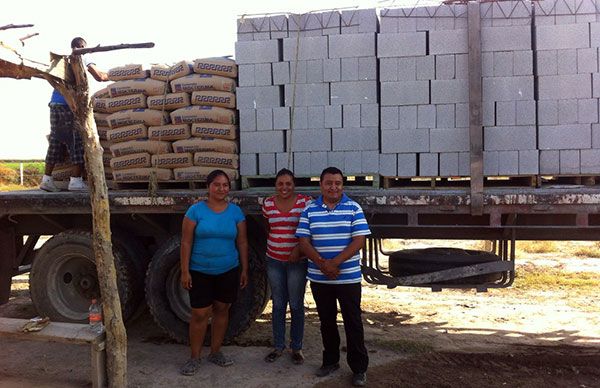 Entregan material para la construcción de cuartos 