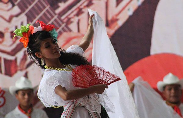  Engalana Antorcha con bailes el zócalo de Puebla