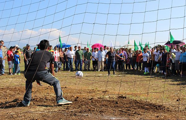 Ponen en funcionamiento campo de fútbol en colonia antorchista de Córdoba