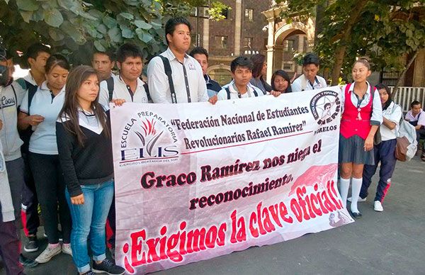 Exigen estudiantes reconocimiento oficial y subsidio para albergue estudiantil