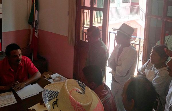Antorchistas asisten al Ayuntamiento de Xochistlahuaca