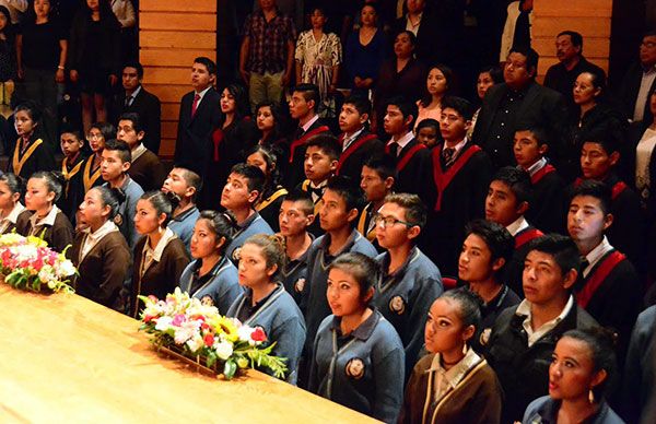 Celebran ceremonia de graduación instituciones antorchistas