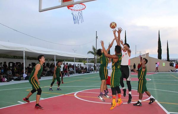 Antorcha y el deporte por la superación de un hombre nuevo.