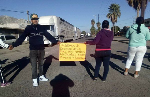 Autoridades no reparan drenaje; colonos bloquean boulevard Laguna Sur