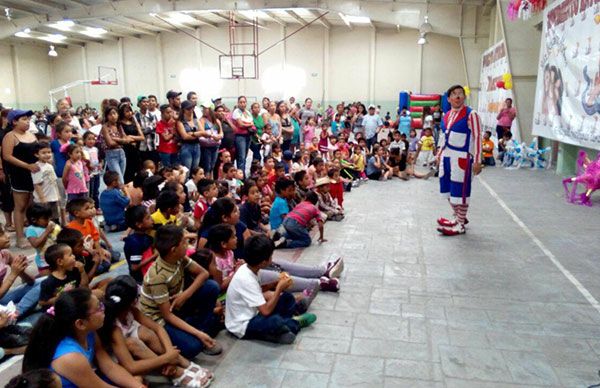   Antorcha festeja a las mamás de Saltillo 