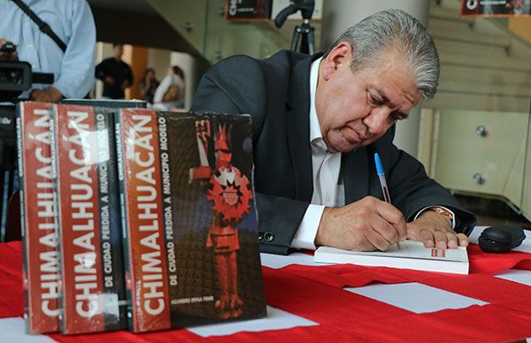 Presentan libro 