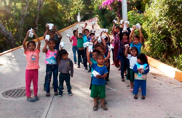 Antorcha entrega desayunos a niños de Ahuexotitlan y Acuentla