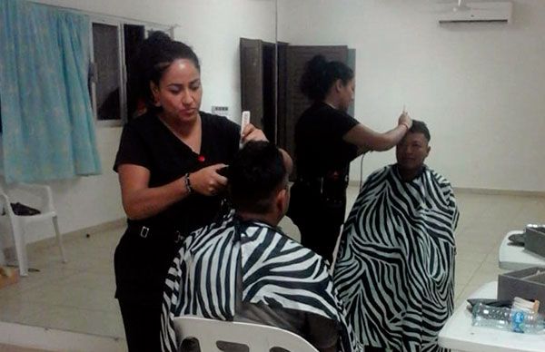 Estilistas brindan servicio gratuito en La Pasión