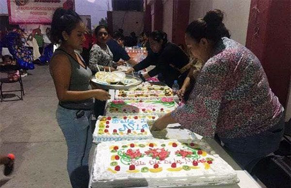 Festeja Antorcha a mamás y niños de Tlapa de Comonfort