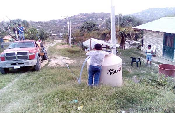 Continúa la entrega de agua a vecinos de colonias en Tantoyuca