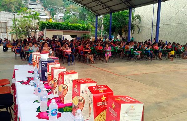 Festeja Antorcha a las Madres de Simojovel