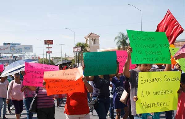 Marchan en Torreón; exigen se detengan desalojos de familias 