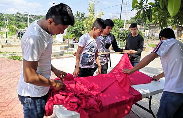 Jóvenes antorchistas preparan sus banderas para multitudinario evento 
