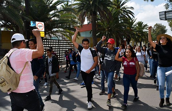 Por falta de solución a demandas, marchan maestros y alumnos 