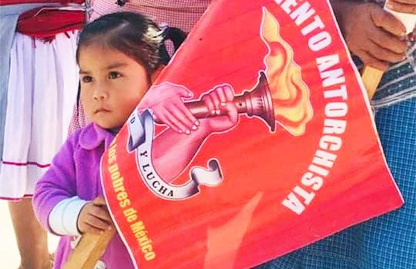 Con su Antorcha de juventud ilumina los senderos...