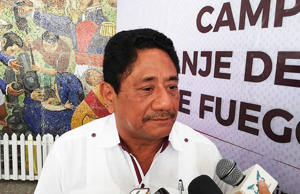 Otoniel Segovia reprime estudiantes 