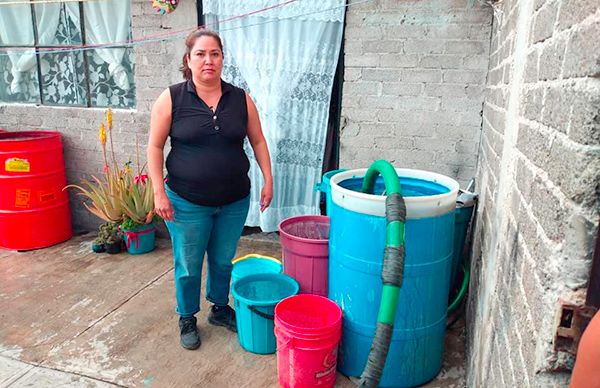 Vecinos de Tecamachalco reciben ayuda con agua potable