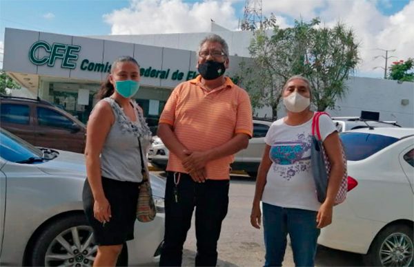 Colonos Puerto Morelos acuden a la CFE para solicitar electrificación