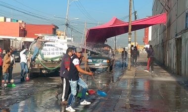 Comerciantes sanitizan zona para evitar contagios