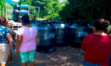 Reciben tinacos a bajo costo pobladores de El Ciruelar