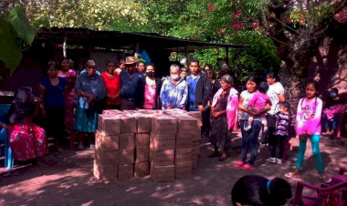 Llegan más despensas a pueblos de Alcozauca de Guerrero
