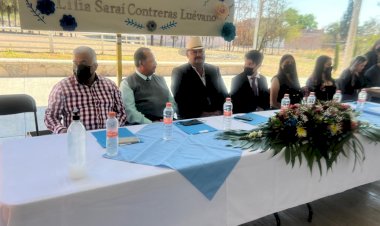 Apadrinan dirigentes antorchistas a egresados de escuela en Rincón de Romos