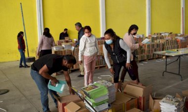 Entregan libros de texto gratuitos en primarias de Ocoyucan