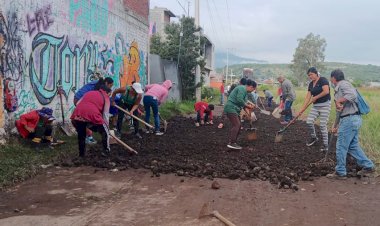 Ante abandono gubernamental, colonos arreglan sus calles