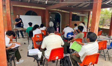 Alumnos de telesecundaria en Acapulco toman clase en casa prestada