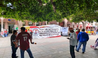 Antorchistas protestan durante desfile en Valle de Santiago, Guanajuato