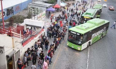 Con crisis de movilidad regresan a clases en Nuevo León