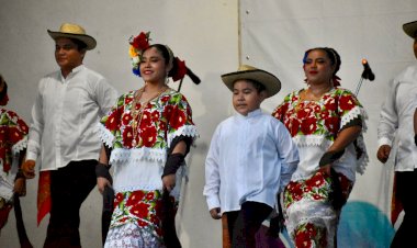 Espectacular actuación de los Grupos Culturales Nacionales de Antorcha en Felipe Carrillo Puerto