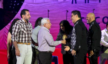 Cautiva Voz en Punto a público antorchista en Teatro de Tecomatlán