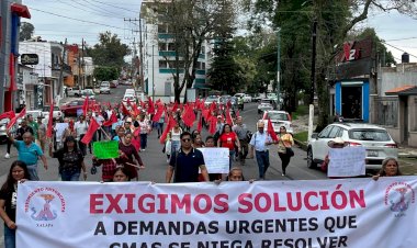 Marchan antorchistas en Xalapa contra negligencia de CMAS y edil