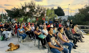 Morelenses de Tetecalita y colonia Morelos escuchan conferencia titulada “La política populista de la 4T anestesia al pueblo mexicano”.