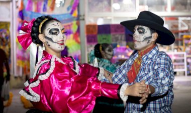 Antorcha conmemora Día de Muertos con colorido festival en Torreón