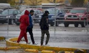 Familias juarenses quedan atrapadas entre el agua y el frío