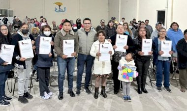Reciben escrituras en colonia tlaxcalteca La Antorcha