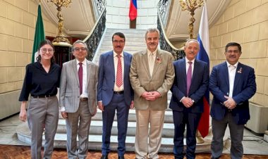 Movimiento Antorchista, presente en el Día de la Victoria
